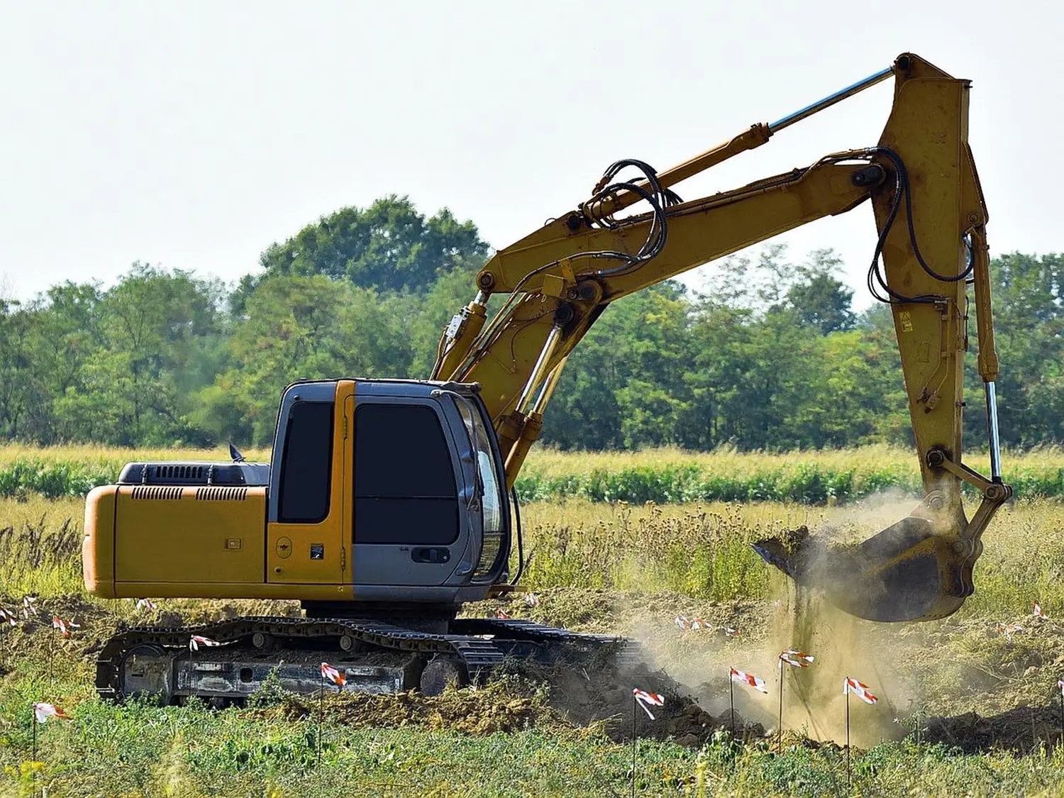 Projektbau Tysiak, Bagger auf der Baustelle 